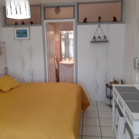 La Sylreine Bed & Breakfast Crottet